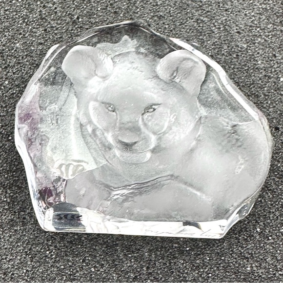Mats Jonasson Sweden Tiger Cub Crystal Paperweight - Picture 2 of 11